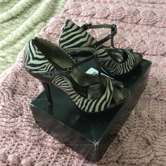 Ladies animal print heels - Picture 3 of 7